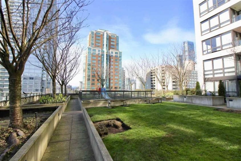 Luxury Living! North facing 1 BR + Den in Downtown Vancouver For Rent