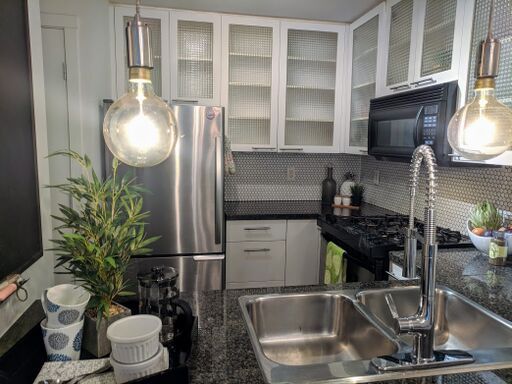 Elegant 2Bed/2Bath Townhome For Rent in Yaletown Vancouver