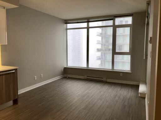 STUNNING 1 Bed/1Bath/Den w/Balcony at The Park Metrotown Burnaby