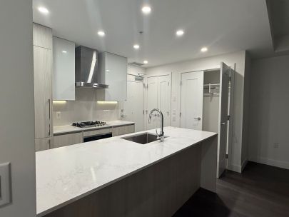 #101 488 W 58th Ave, Vancouver, BC V5Y 2Z5, Canada